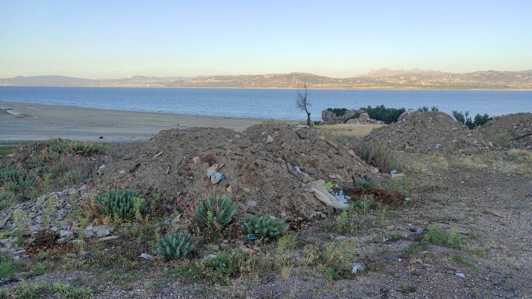 Burdur Gölü kenarına hafriyat ve atık döküldü 2